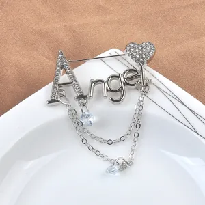 Detailansicht der silbernen Angel-Brosche mit funkelnden Strasssteinen und Quasten