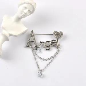 Detailaufnahme der mit Strass besetzten Angel-Brosche mit eleganten silbernen Quastenketten