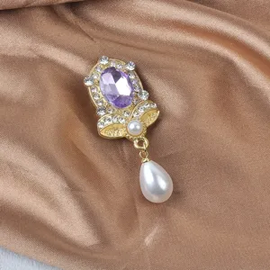Detailaufnahme einer eleganten magnetischen Brosche mit violettem Kristall und Perle