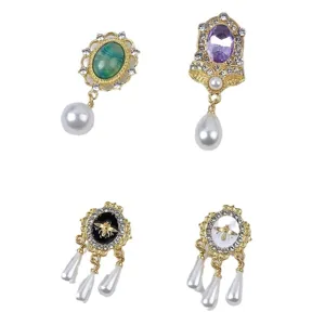 Nahaufnahme von magnetischen Broschen im Vintage-Stil mit Perlen und Goldbienen-Design