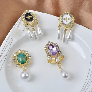 Vintage Magnetische Brosche Für Damen Legierung Strass Künstliche Perle Anti-Exposition Pin Kleidung Accessoire Gold Mode Geometrischer Schmuck Pin