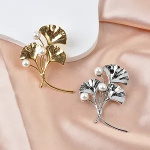 Elegante Ginkgoblatt-Broschen aus Edelstahl mit Perlen in Gold- und Silberoptik.