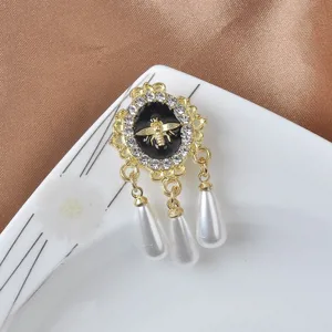 Vintage Magnet-Brosche mit Biene, Kristall-Rhinestones und Tropfen-Perlenanhänger