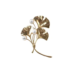 Eleganter goldener Ginkgoblatt-Broschenstift mit weißen Perlen aus Edelstahlmaterial