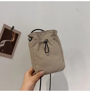 Bolso de mano minimalista de lona caqui para móvil con cordón y correa fina al hombro