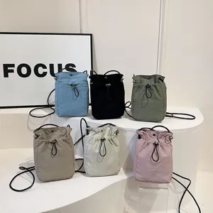 Colección de mini bolsos bandolera de lona con cordón en varios colores suaves modernos