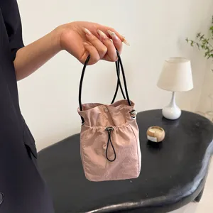 Bolso bandolera rosa minimalista de lona con cordón y tiras finas de cuerda negra