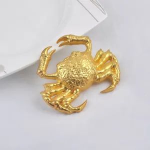 Vue détaillée d'une broche crabe dorée avec une texture métallique de style punk