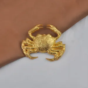 Vue détaillée d'une broche crabe dorée de style punk avec une texture de coque réaliste