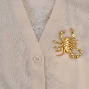 Élégante broche scorpion dorée de style punk pour manteaux et accessoires de vestes