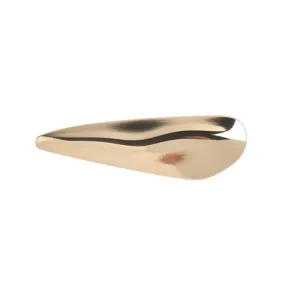 Broche en métal doré ondulé minimaliste avec finition miroir polie.