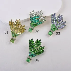 Detailansicht von Lavendelblüten-Broschen in vier eleganten Kristallfarben
