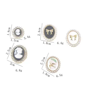 Vista detallada de varios broches magnéticos vintage de camafeo y perlas con medidas.