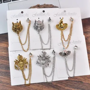 Makroaufnahme von Vintage-Reversnadeln in Gold und Silber mit Ketten auf Karten.