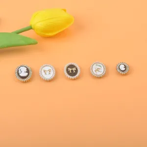 Broche Magnético Vintage de Aleación con Perla Artificial Diamante de Imitación Camafeo Hebilla Anti-exposición Sin Aguja Lazo Golondrina Joyería Mujer