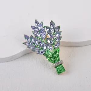 Detailansicht einer eleganten Lavendelstrauß-Brosche mit lila und grünen Kristallen
