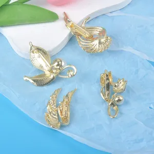 Detailansicht der Rückseite eleganter goldener Blumenbroschen mit Anstecknadel.