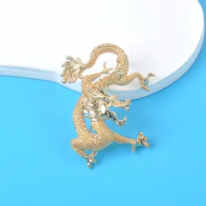 Detailansicht einer goldenen chinesischen Drachenbrosche mit strukturierten Schuppen