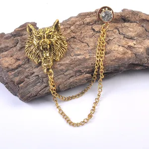 Detailansicht einer goldenen Vintage-Wolfskopf-Brosche mit Kette und Strasssteinen.