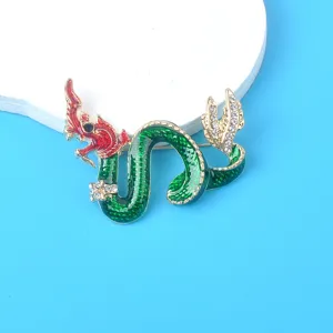 Detailansicht einer chinesischen Drachenbrosche mit roter und grüner Emaille und Strass