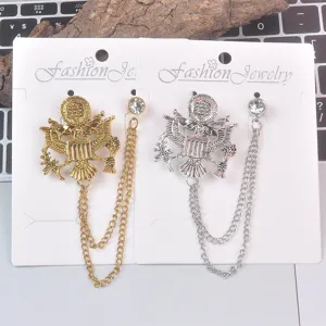 Detailansicht von Vintage-Adler-Broschen mit eleganten Ketten und Kristallakzenten