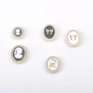 Vista detallada de broches magnéticos con camafeo perlas y lazos para ropa mujer