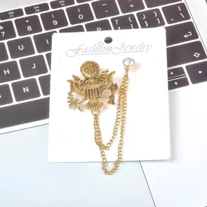 Detailansicht einer Vintage-Brosche mit Adler-Emblem, Gold-Finish und Kristallstecker