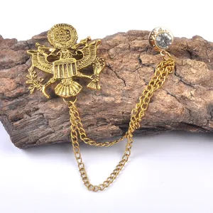 Vintage goldener Adler Brosche mit Doppelketten und funkelndem Strass auf Rinde