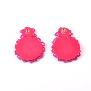 Vista dettagliata del retro degli orecchini di perline rosa fatti a mano con feltro.