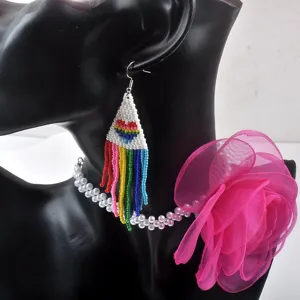 Detail von Bohemian Perlenohrringen im Regenbogen-Stil mit pinker Blumen-Halskette