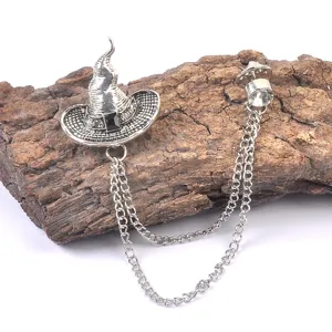 Detailansicht einer silbernen Vintage-Hexenhut-Brosche mit Ketten und Kristallstecker