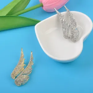 Elegante Engelsflügel-Broschen mit funkelnden Strasssteinen in Gold und Silber.