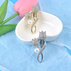 Detailansicht eleganter Strass-Tulpenbroschen in Gold und Silber mit weißen Perlen