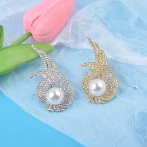 Detailansicht eleganter Silber- und Goldbroschen mit großen Perlen und Strasssteinen