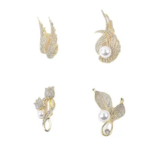 Elegante vergoldete Broschen mit funkelnden Strasssteinen und Perlen in vier Designs