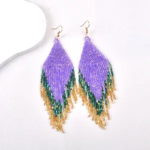 Böhmische handgefertigte Perlenohrringe mit Quasten in Lila, Grün und Gold für Damen.