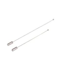 Detailansicht silberner minimalistischer Stecknadeln in zwei Längen mit Kugelkopf.
