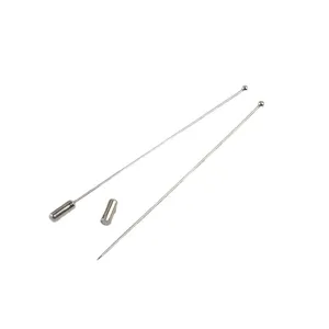 Detailansicht von zwei minimalistischen silbernen Anstecknadeln mit runden Köpfen.