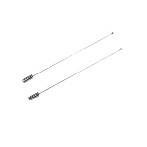 Detailansicht von zwei minimalistischen silbernen Anstecknadeln mit rundem Kopf auf weißem Grund