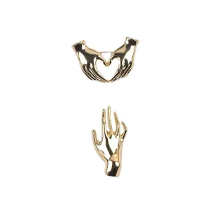 Elegante juego de broches creativos de manos con corazón dorado para solapa y moda
