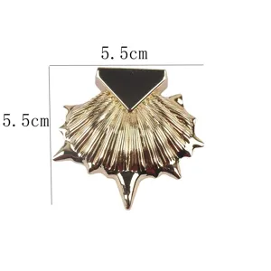 Broche coquillage dorée avec insert triangle noir, accessoire de mode de 5,5x5,5 cm