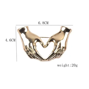 Detailansicht Goldbrosche Hände Herz, Maße 6,8x4,6 cm und Gewicht 20g für Kleidung
