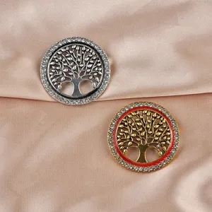 Vue détaillée des broches Arbre de Vie vintage avec strass étincelants sur du satin