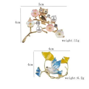 Detaillierte Größen- und Gewichtsangaben für elegante Emaille-Broschen (Taube und Eule)