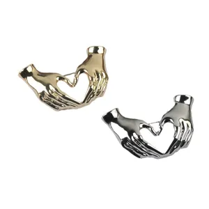 Kreative Hand-Herz-Brosche in Gold und Silber mit metallischem Spiegeleffekt-Detail