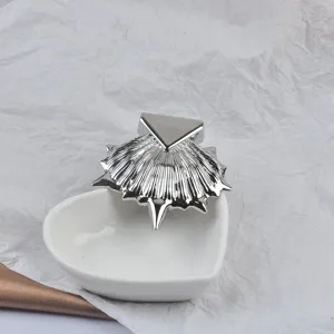 Broche tendance en forme de coquillage argenté avec triangle sur plat en céramique