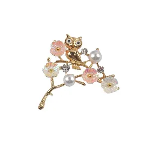Detailansicht goldene Eulen-Brosche mit rosa Blumen und Perlen