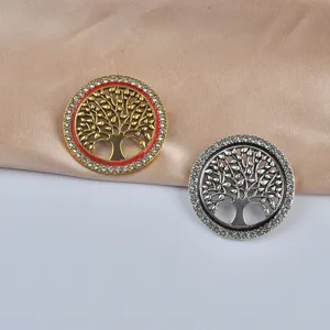 Vue détaillée de broches Arbre de Vie en or et argent avec des accents de strass