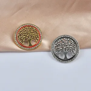 Détail de broches arbre de vie vintage avec strass scintillants en finitions or et argent.