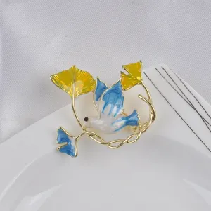 Detaillierte Nahaufnahme einer dekorativen Emaille-Brosche mit Friedenstaube Pin